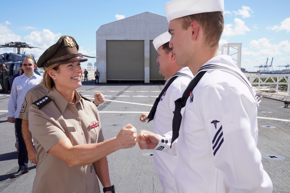 USNS Comfort (T-AH 20) arrives in Miami