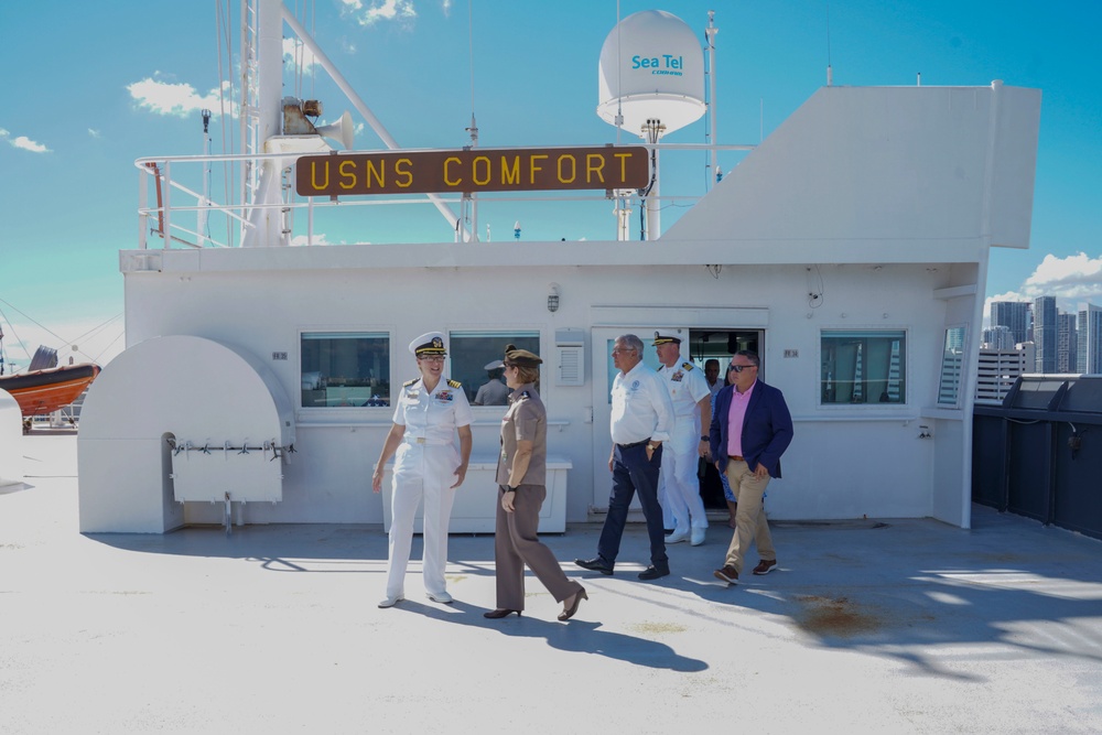 USNS Comfort (T-AH 20) arrives in Miami