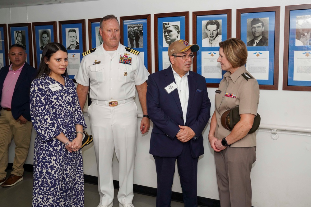 USNS Comfort (T-AH 20) arrives in Miami