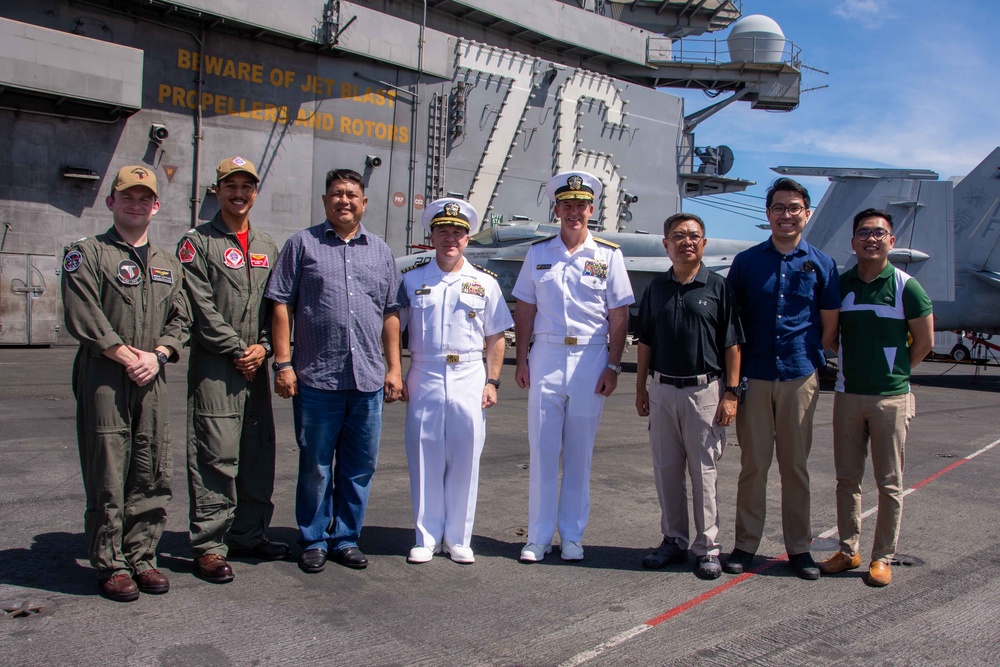 USS Ronald Reagan (CVN 76) hosts distinguished visitors during a port visit to Manila