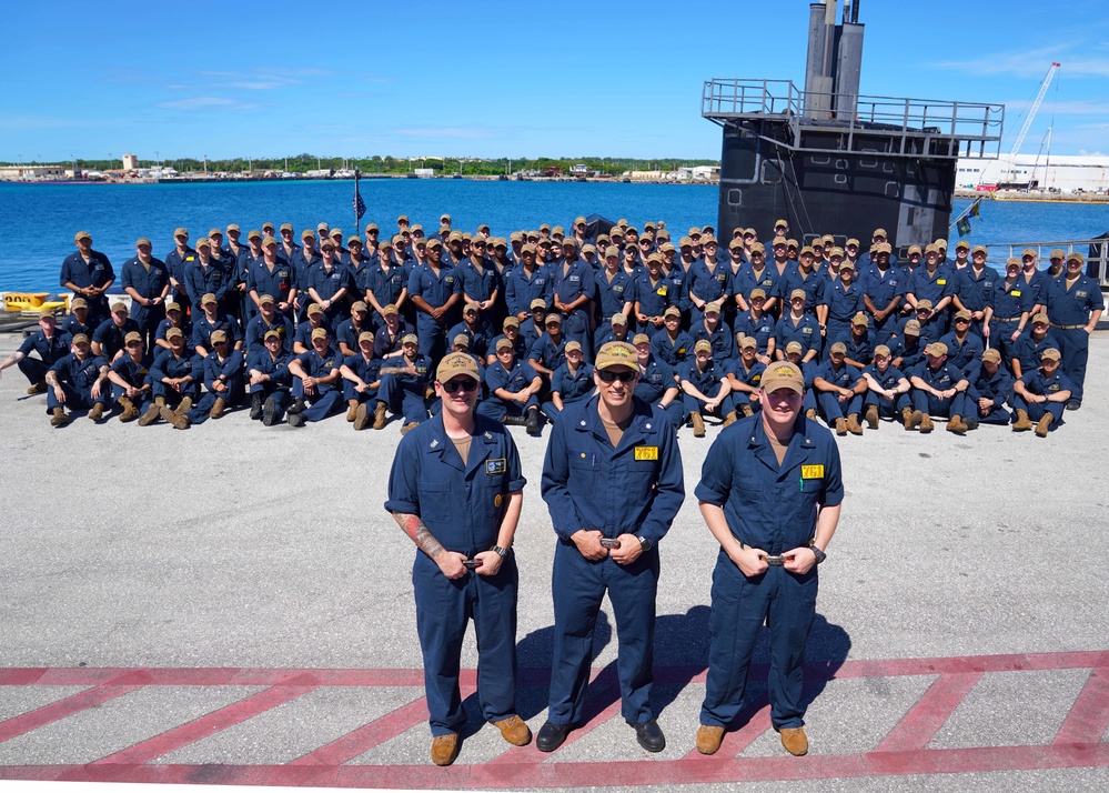 USS Springfield (SSN 761) crew pose for a command photo