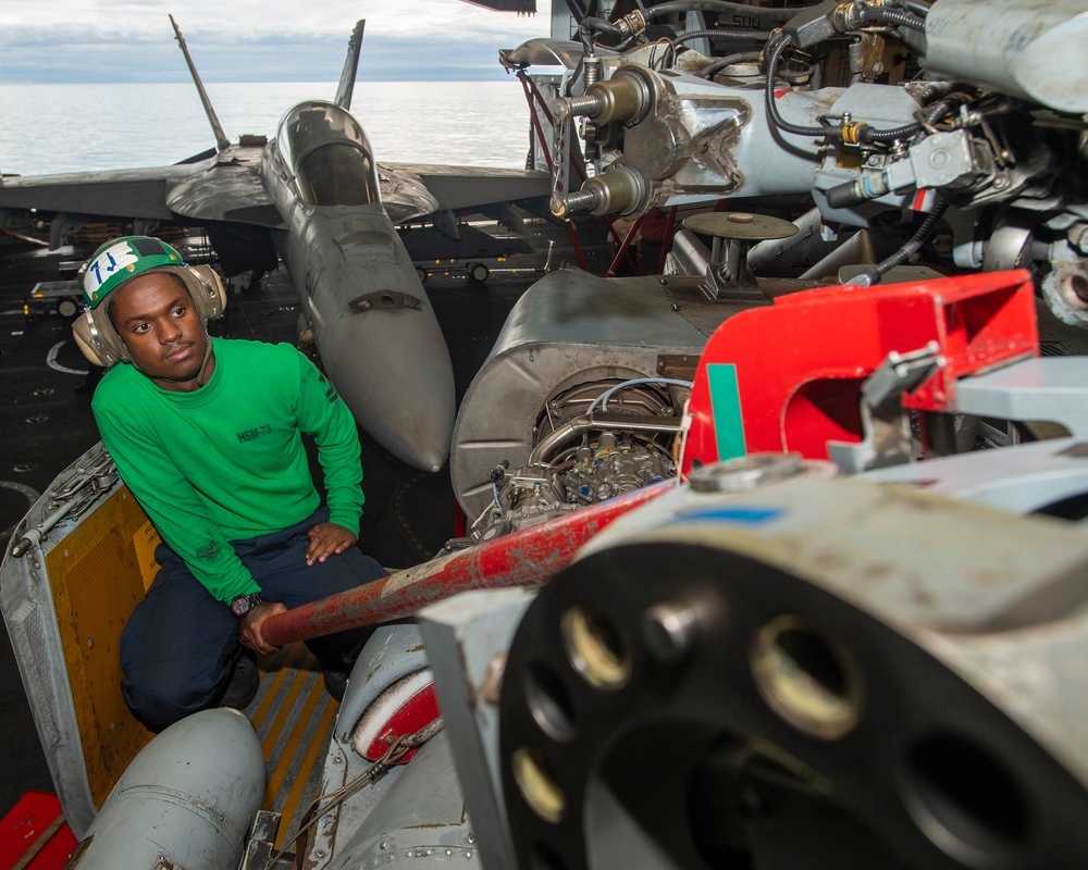dvids-images-sailor-supports-main-rotor-head-spindle-image-2-of-6