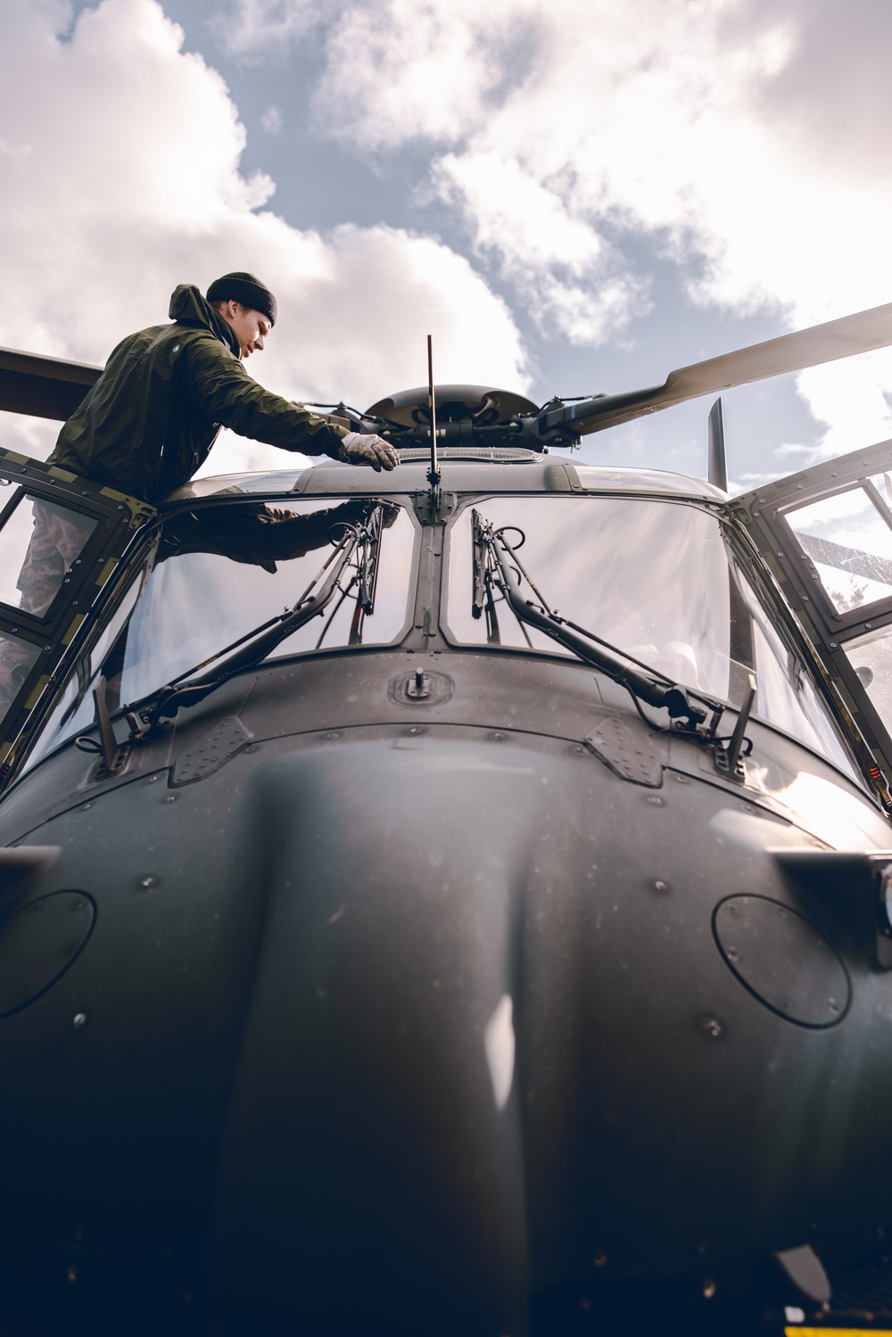 U.S. Marines conduct helicopter support team resupply with Finnish Soldiers