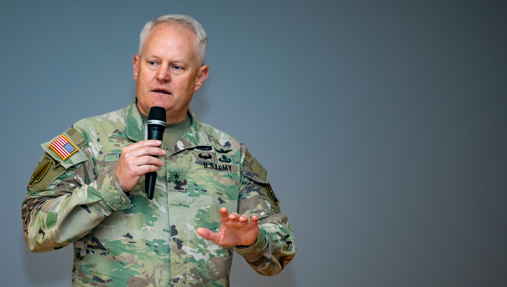 Lt. Gen. Evans visits Fort Riley