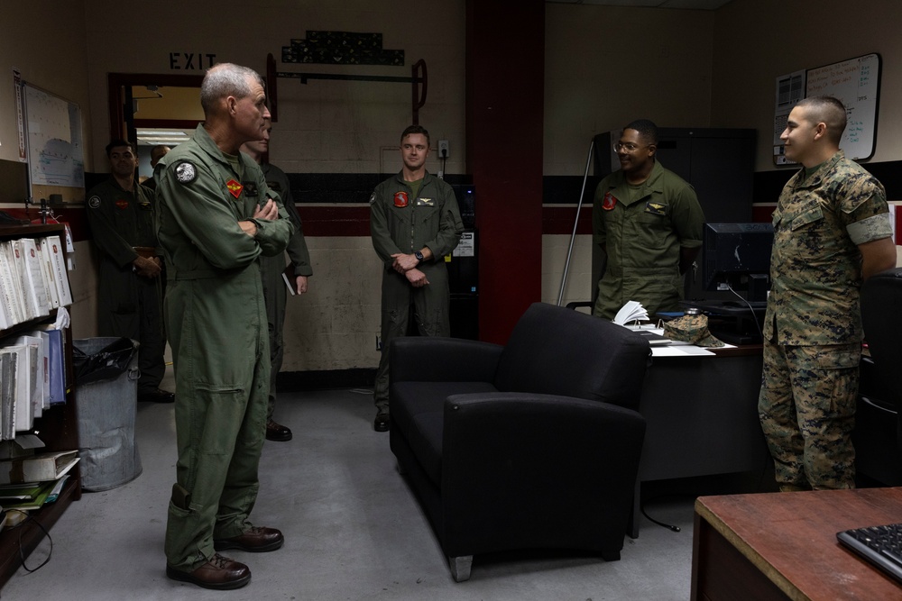 Maj. Gen. Gering visits Marine Heavy Helicopter Squadron 465