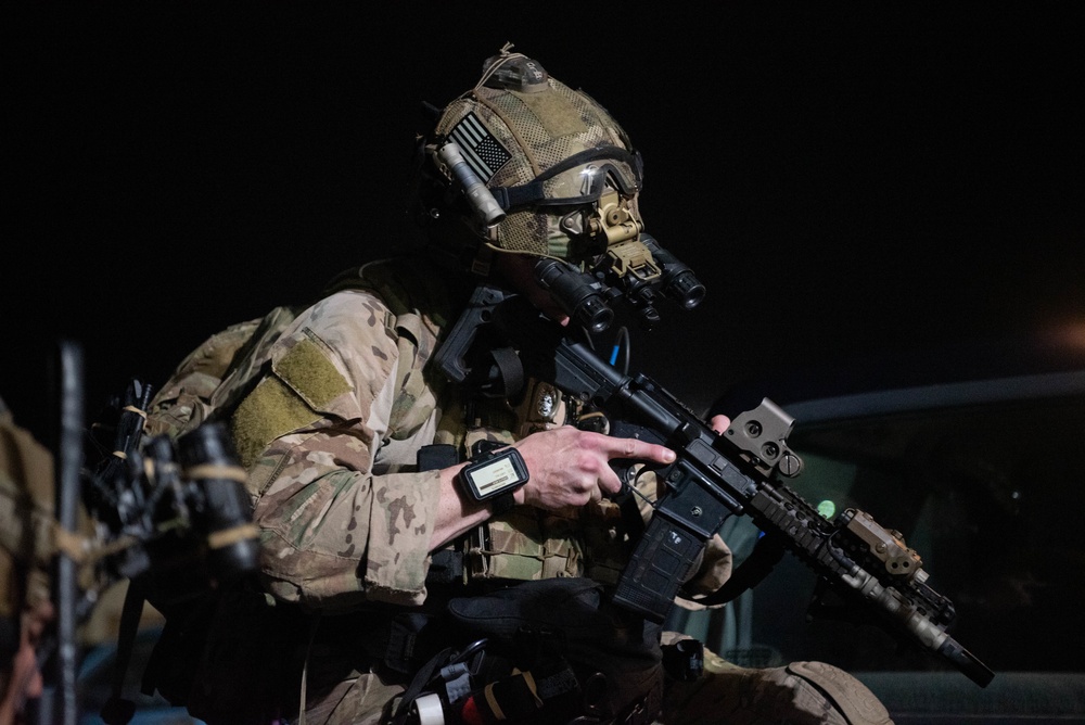 Special Tactics Airmen conduct nighttime rescue training