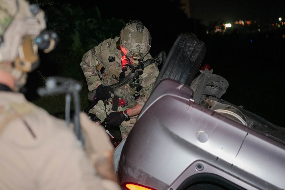 Special Tactics Airmen conduct nighttime rescue training