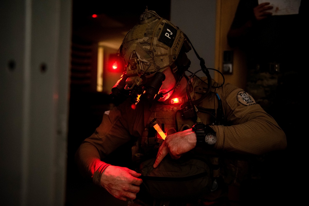 Special Tactics Airmen conduct nighttime rescue training