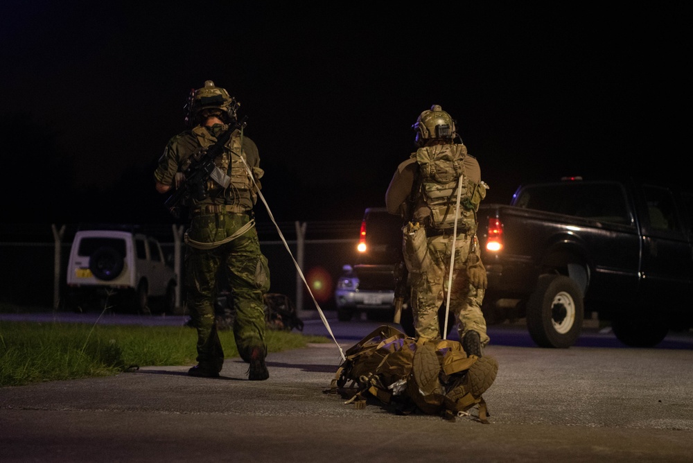 Special Tactics Airmen conduct nighttime rescue training