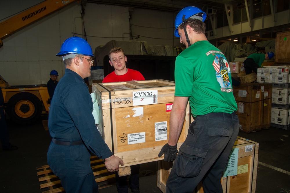 USS Ronald Reagan (CVN 76) Sailors perform hull operations