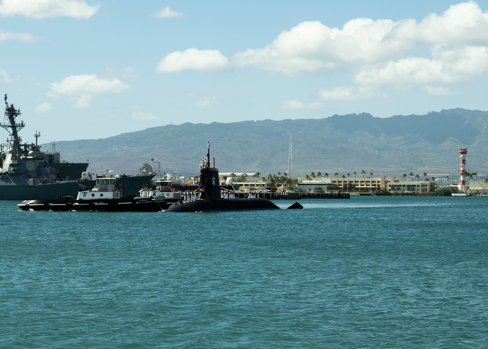 JS Touryu (SS-512) Arrives at JBPHH