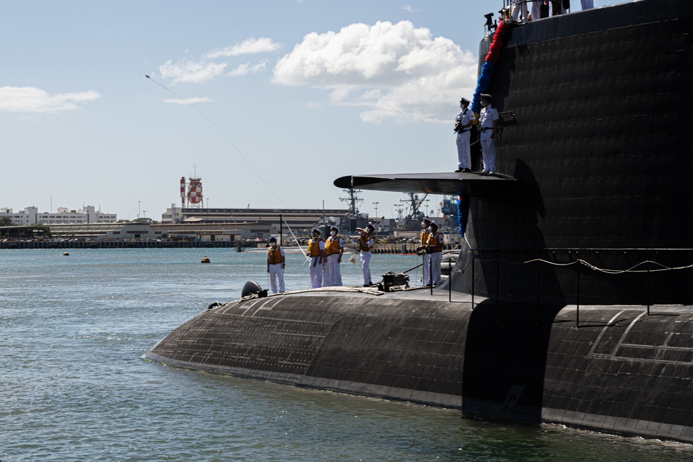 JS Touryu (SS-512) Arrives at JBPHH