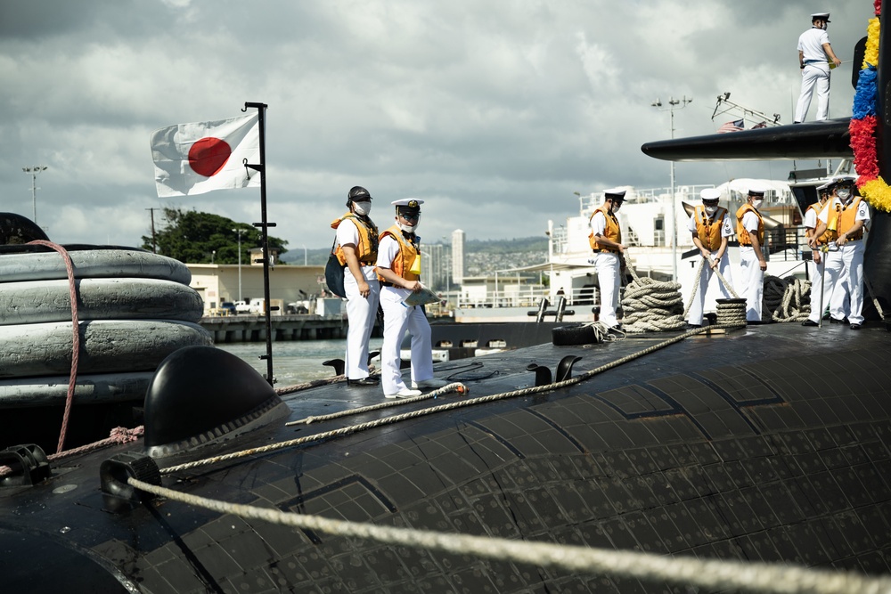 JS Touryu (SS-512) Arrives at JBPHH