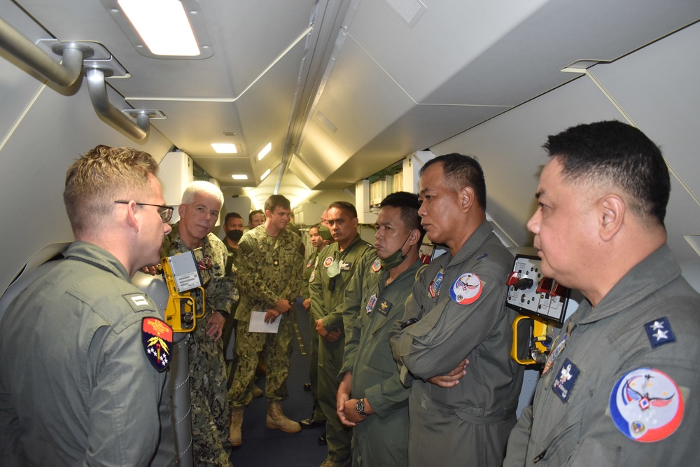 Commander, U.S. 7th Fleet Visits Patrol Squadron 10 in Mactan-Benito Ebuen Air Base, Philippines