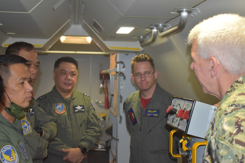 Commander, U.S. 7th Fleet Visits Patrol Squadron 10 in Mactan-Benito Ebuen Air Base, Philippines