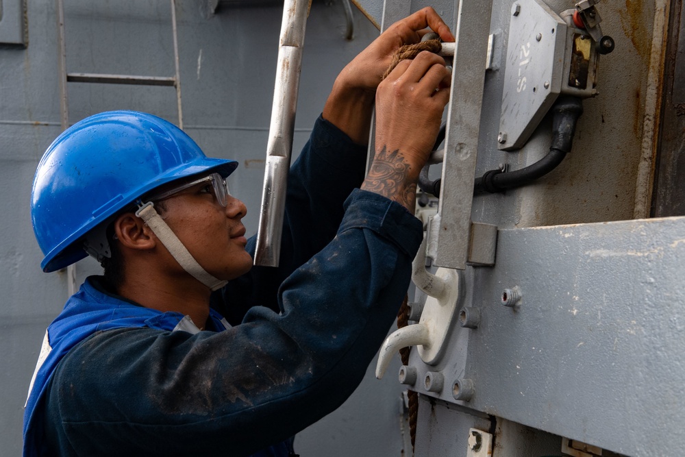 USS Milius RAS with HMAS Stalwart during Exercise Sama Sama-Lumbas 2022