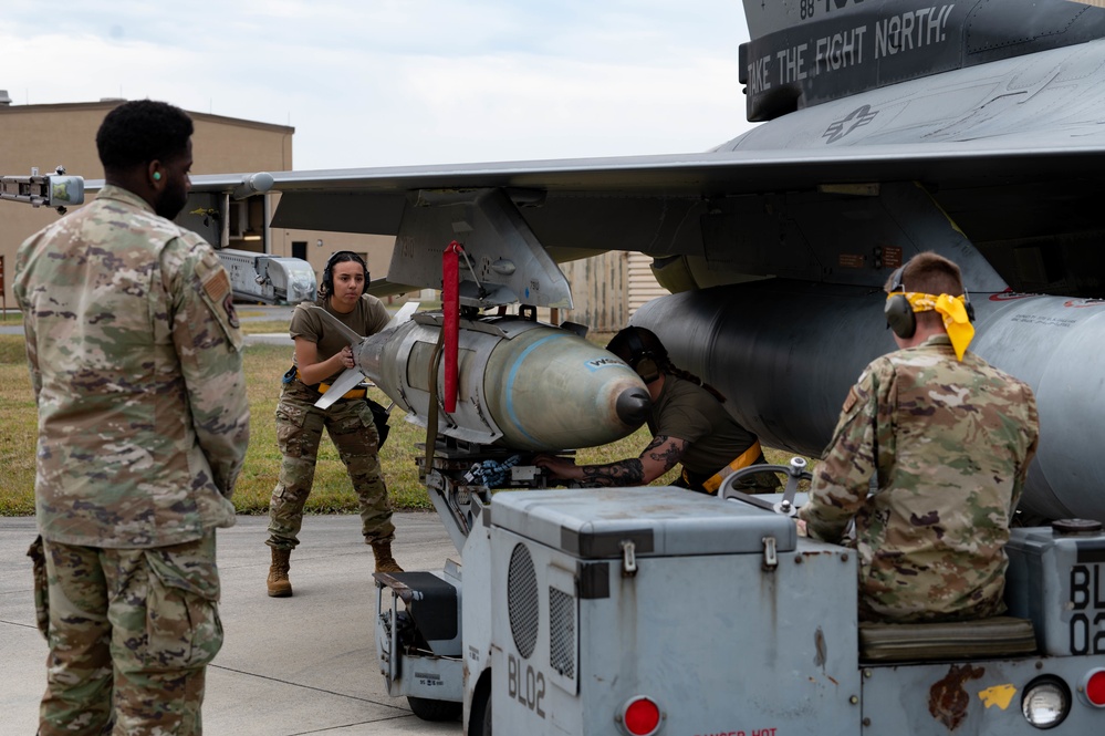 Pantons &amp; Juvats faceoff, 3rd quarter load crew competition