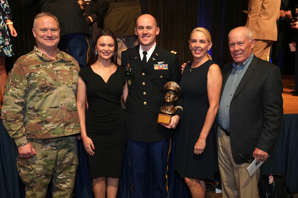 Oregon Guard Commander Wins MacArthur Award