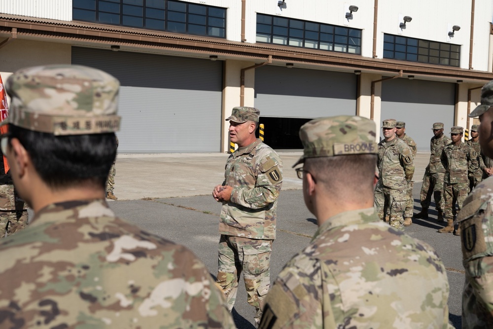 Soldiers get coins from 1st Signal Brigade command team