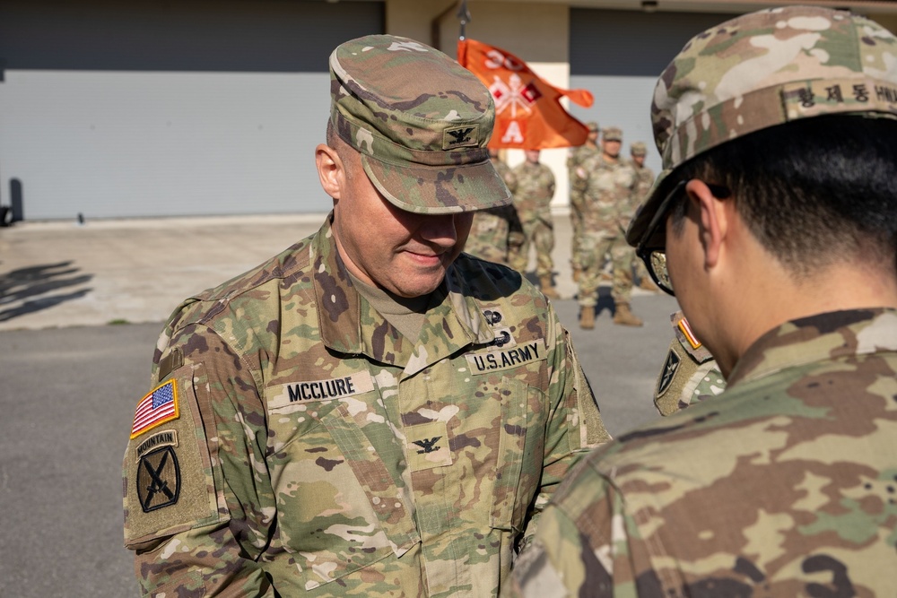 Soldiers get coins from 1st Signal Brigade command team