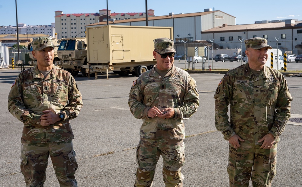 Soldiers get coins from 1st Signal Brigade command team