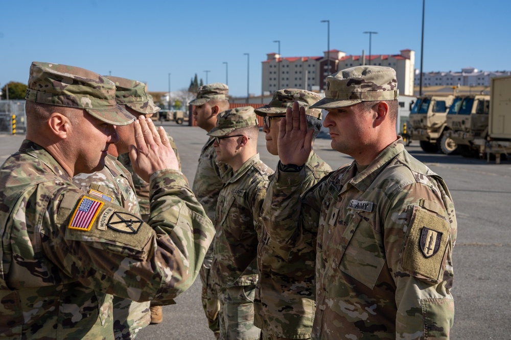 Soldiers get coins from 1st Signal Brigade command team