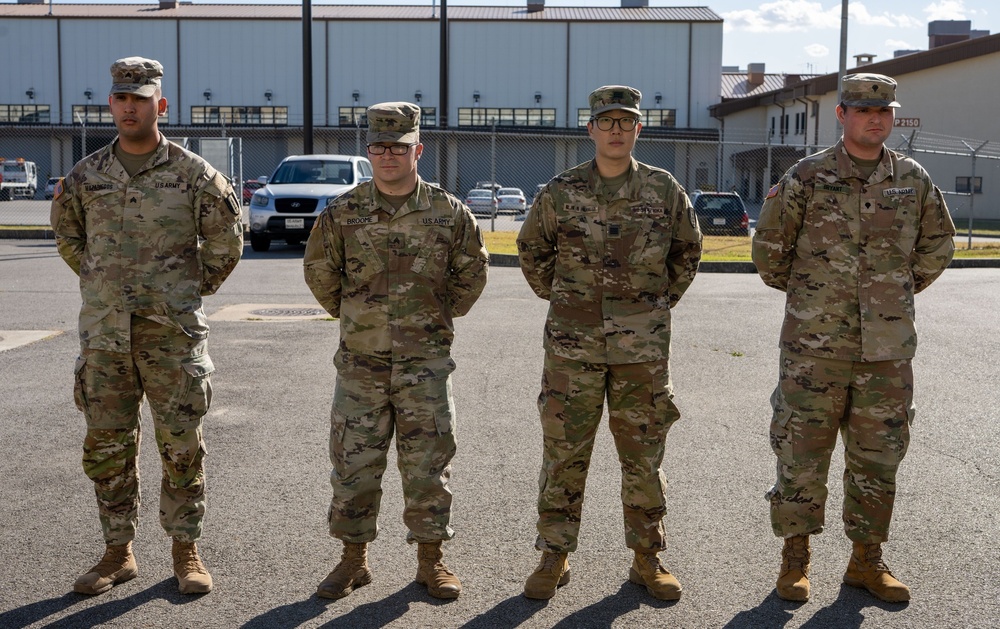 Soldiers get coins from 1st Signal Brigade command team