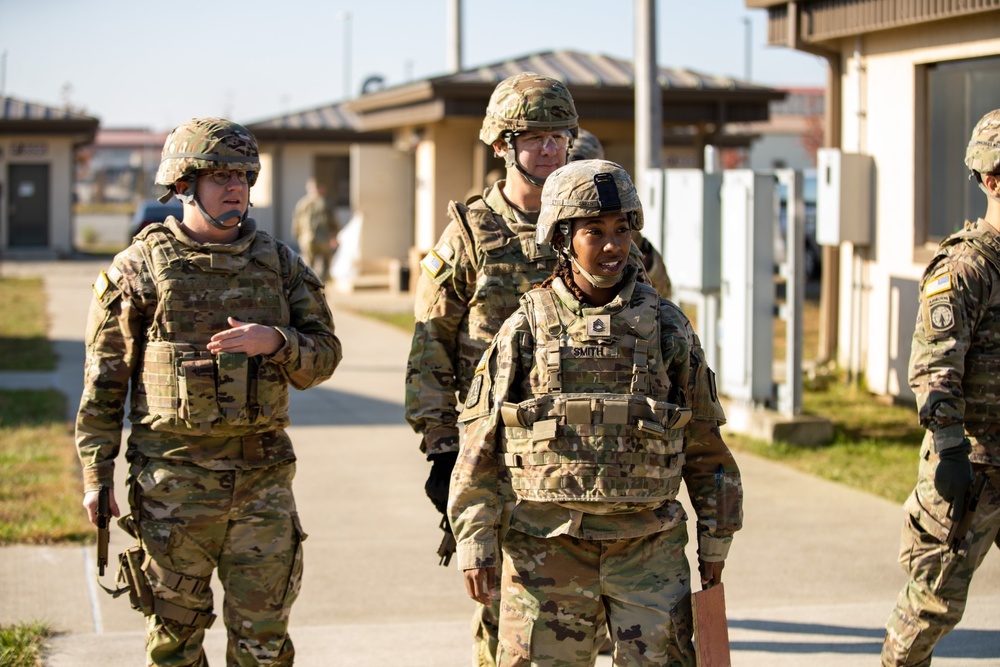 Soldiers from 1st Signal brigade qualify at the range