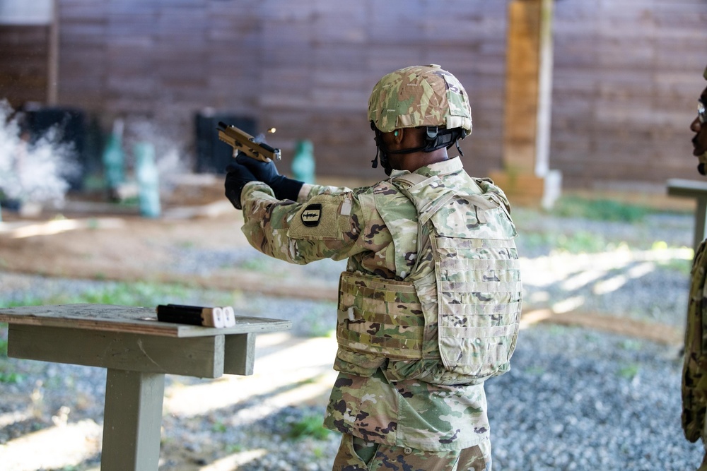 Soldiers from 1st Signal brigade qualify at the range