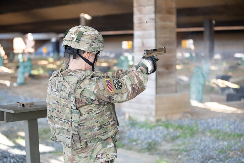 Soldiers from 1st Signal brigade qualify at the range