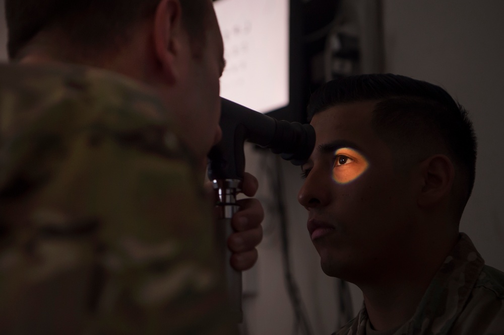 Joint optometry team gives warfighters clarity