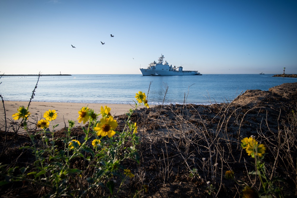 USS Harpers Ferry (LSD 49) Glides into Naval Surface Warfare Center, Port Hueneme Division for Essential Assessment