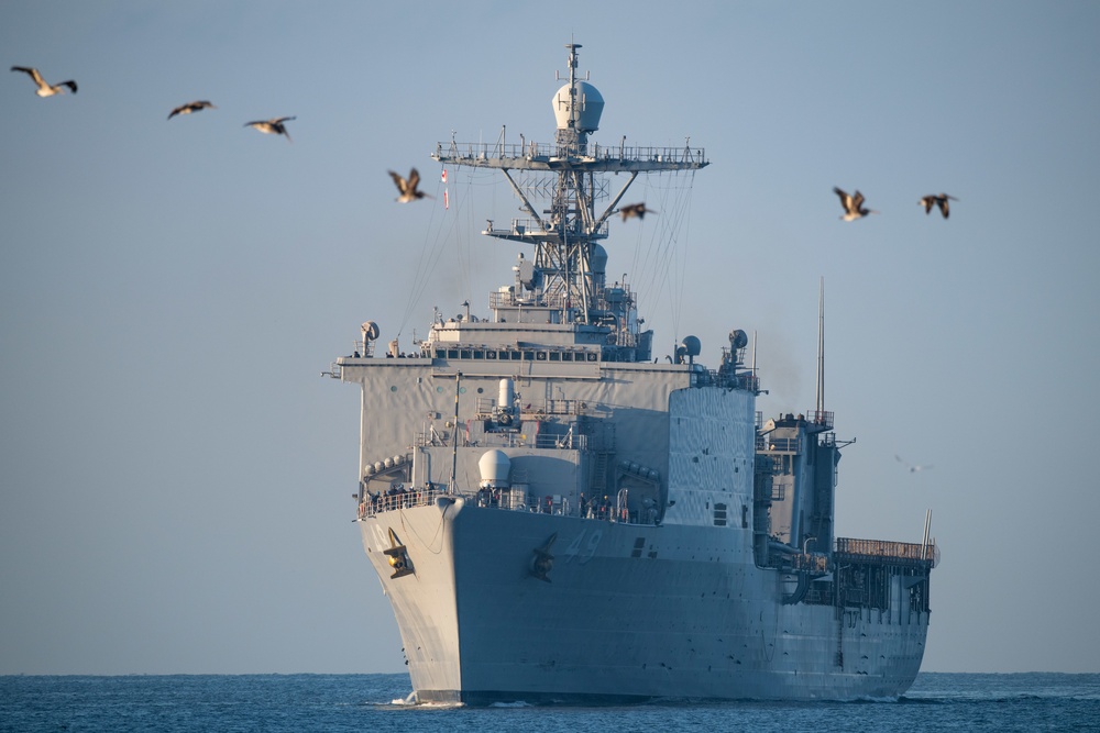 USS Harpers Ferry (LSD 49) Glides into Naval Surface Warfare Center, Port Hueneme Division for Essential Assessment