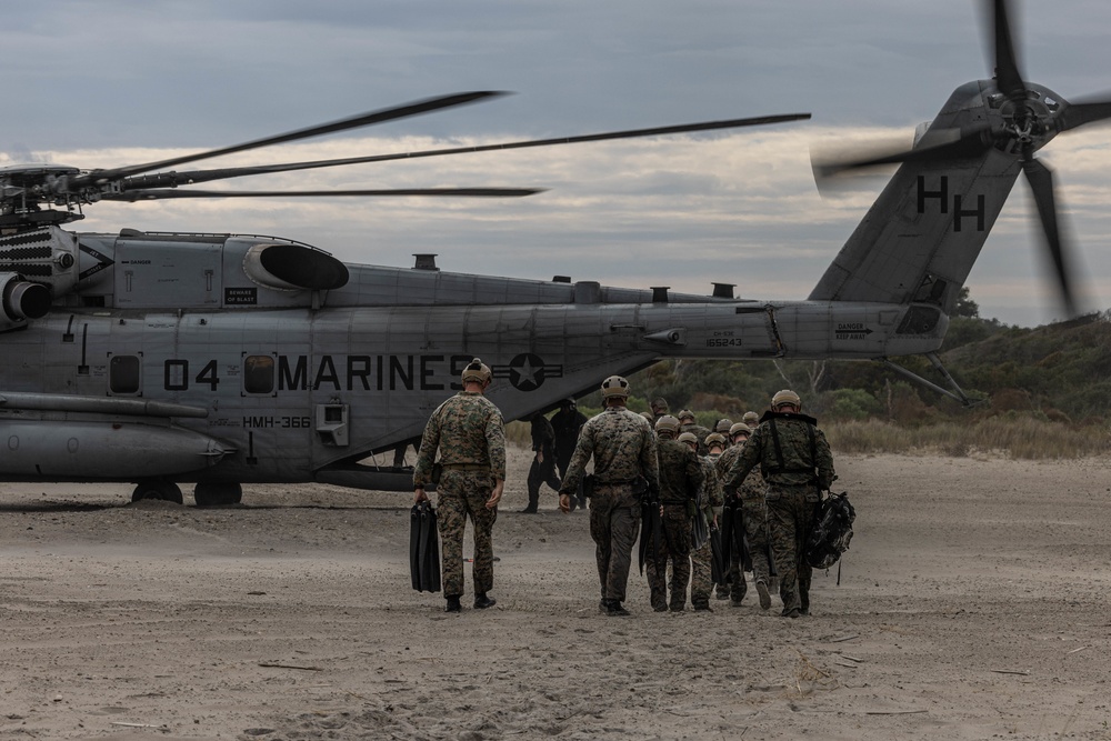 26th MEU Maritime Special Purpose Force Conducts Helocast Training