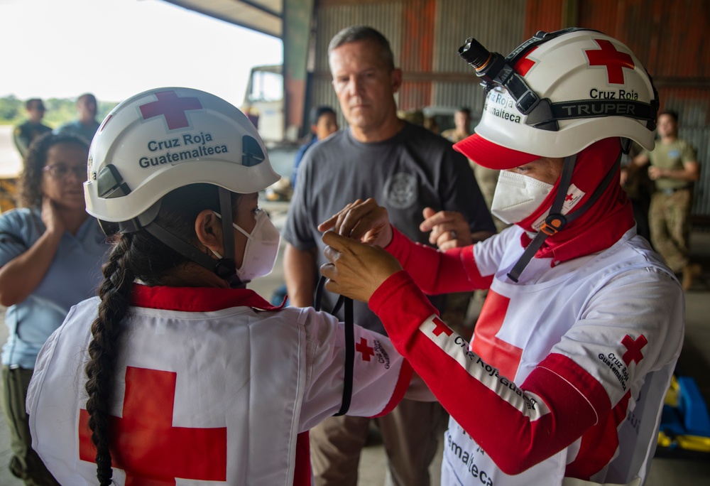 U.S. AND GUATEMALAN SERVICE MEMBERS PARTICIPATE IN DISASTER RELIEF TRAINING