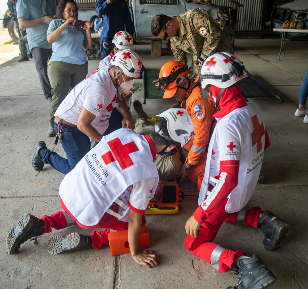 U.S. AND GUATEMALAN SERVICE MEMBERS PARTICIPATE IN DISASTER RELIEF TRAINING