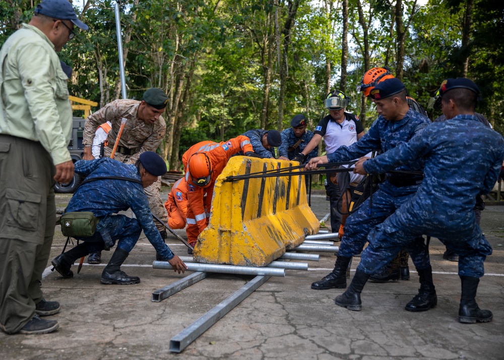 U.S. AND GUATEMALAN SERVICE MEMBERS PARTICIPATE IN DISASTER RELIEF TRAINING