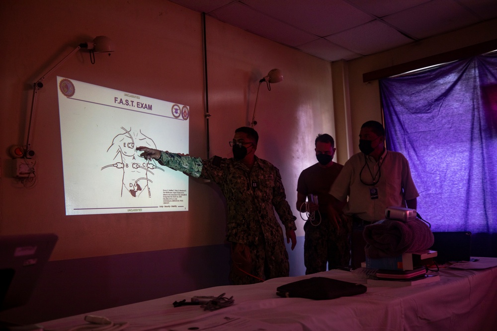 USNS COMFORT HOLDS MEDICAL LECTURES AT GUATEMALAN HOSPITAL