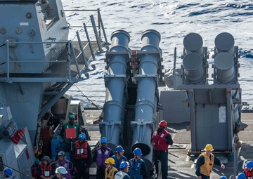 USS Ronald Reagan (CVN 76) conducts a fueling-at-sea with the Arleigh Burke-class guided-missile destroyer USS Higgins (DDG 76)