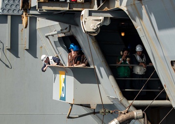 USS Ronald Reagan (CVN 76) conducts a fueling-at-sea with the Arleigh Burke-class guided-missile destroyer USS Higgins (DDG 76)