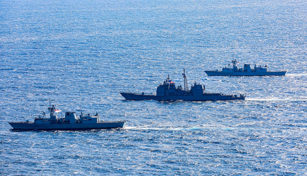 USS Chancellorsville and Royal Canadian Navy Frigates Sail the Philippine Sea