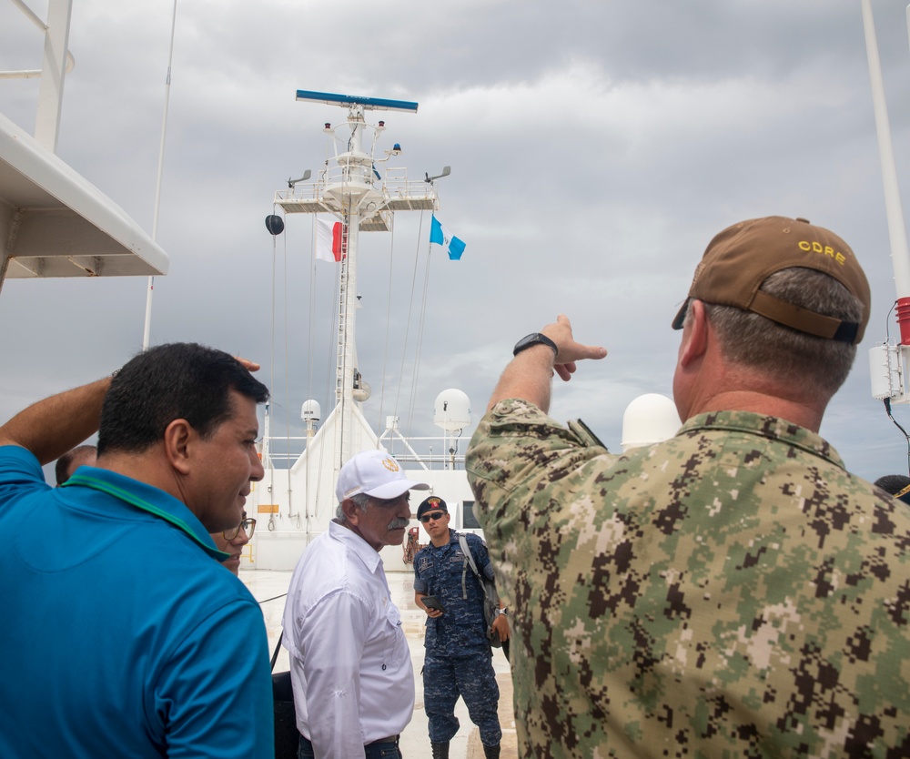 IZABAL GOVERNOR VISITS USNS COMFORT