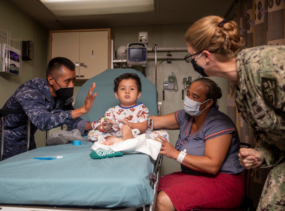 IZABAL GOVERNOR VISITS USNS COMFORT