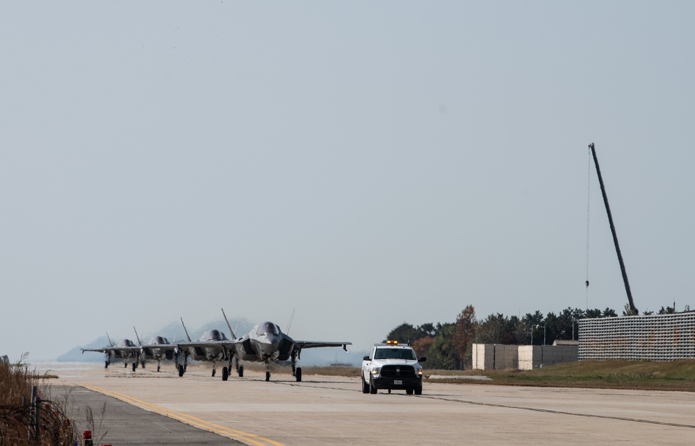 F-35s land at Kunsan for Vigilant Storm 23