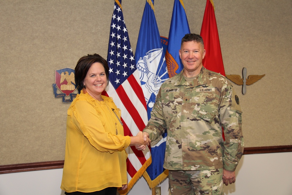 R2 GUARDIAN -- TRADOC CG honors Fort Rucker family advocacy program employee