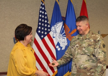 R2 GUARDIAN -- TRADOC CG honors Fort Rucker family advocacy program employee