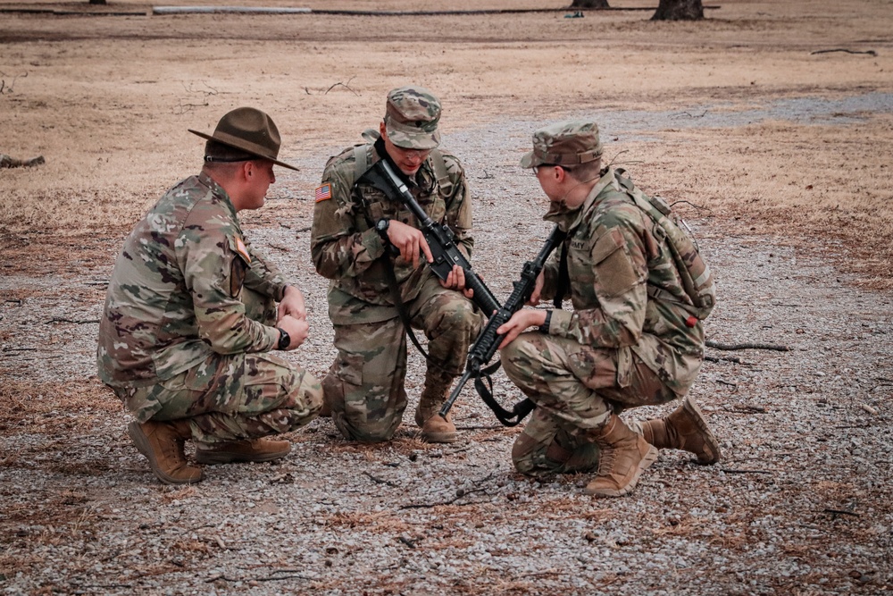 Drill Sergeant mentors young soldier