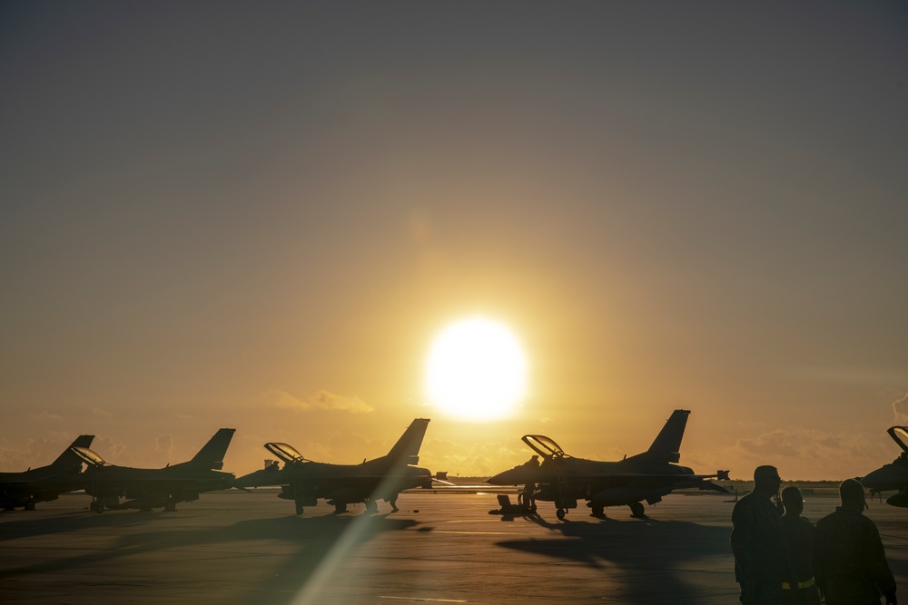 180FW Trains with the &quot;Sun Downers&quot; in the Sunshine State