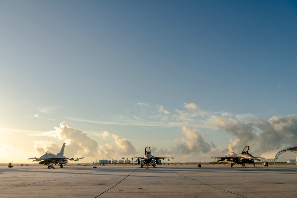 180FW Trains with the &quot;Sun Downers&quot; in the Sunshine State