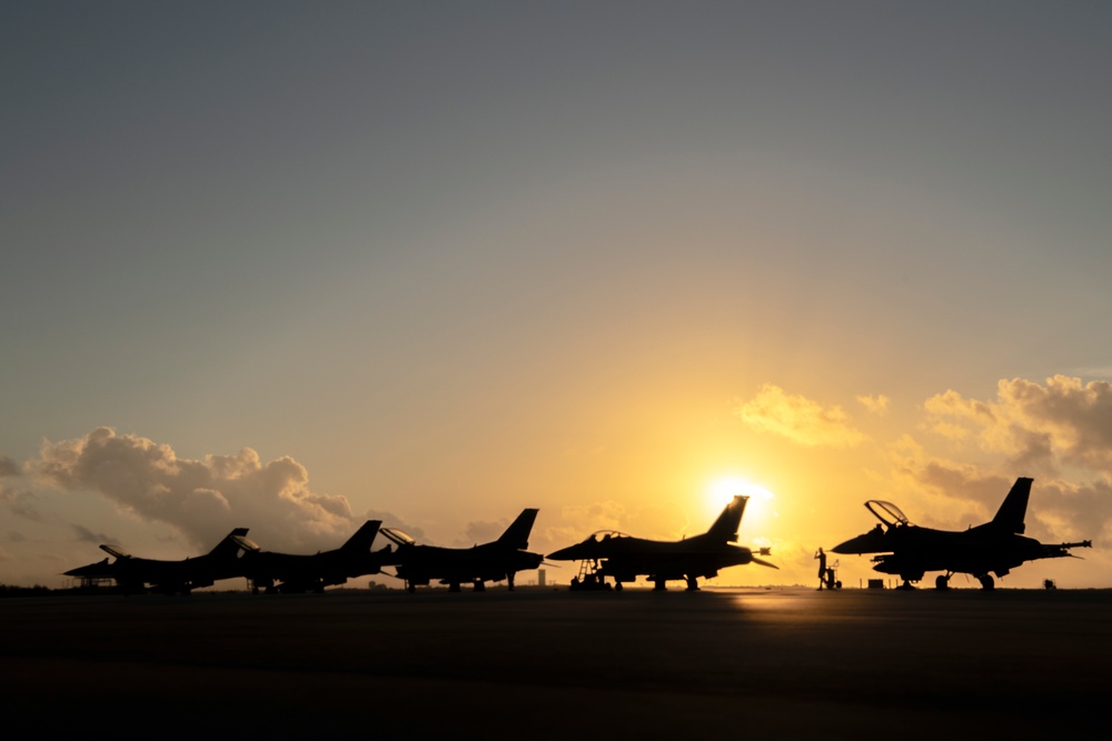 180FW Trains with the &quot;Sun Downers&quot; in the Sunshine State